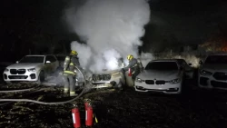 Presunto hombre con pasamontañas incendia al menos ocho vehículos nuevos en agencia