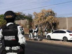 Encuentran cuerpo de hombre asesinado a balazos y esposado al sur de Culiacán