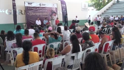 Entregan apoyos económicos a madres solteras y adultos mayores en Mazatlán