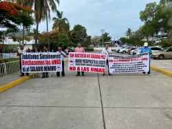 Jubildos de Mazatlán se manifiestan para exigir alto al pago de pensión en UMAS