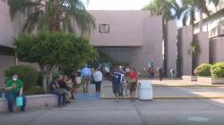 Piden derechohabientes del IMSS dejar de esperar en el sol por atención medica