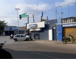 Automóvil se estrella contra cortina de comercio en Mazatlán