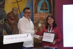 Otorga Lamarque Cano reconocimiento a campeona nacional de Karate