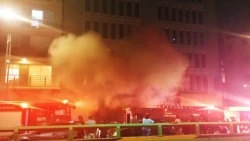60 huéspedes de hotel quedan atrapados en el techo durante fuerte incendio