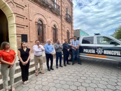 Entrega alcalde de Álamos patrulla a Seguridad Pública