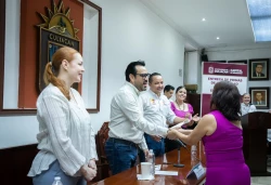 Juan de Dios Gámez entrega primas de antigüedad a jubilados sindicalizados