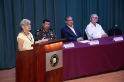 Conmemora FGJE Día del Abogado con entrega de reconocimientos