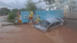 En Mazatlán registro 47 mm de agua generó encharcamientos y arrastre de autos