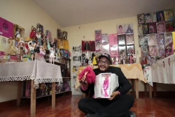 Médico de Puebla tiene una colección de más de 200 muñecas Barbie