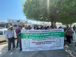 Realizan un plantón al exterior de palacio municipal de Ahome