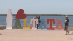 Muestra CANACO 10 años de abandono en malecón de Altata