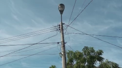 Temen vecinos de el Ejido El Conchi caída de poste de luz