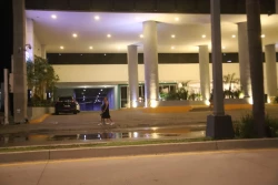 Turista pierde el equilibrio y cae del séptimo piso al quinto en hotel; resulta gravemente herida