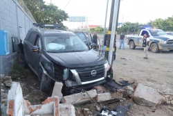 Pierde el control del volante y se impacta contra barda al sur de Mazatlán