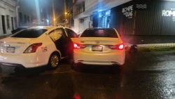 Automóvil y taxi chocan en el Centro de Mazatlán