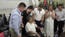 Don Arturo recibe silla de ruedas de parte del DIF Mazatlán y Beneficencia Pública
