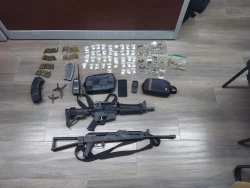 Elementos de los tres niveles de gobierno aseguran en Caborca a dos personas, un vehículo, armas y drogas