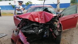 Automóvil choca contra poste de alumbrado público; cuatro personas resultan gravemente heridos
