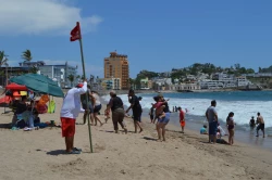 Salvavidas recomiendan no bajar la guardia pese a mejoras en oleaje de costas de Mazatlán