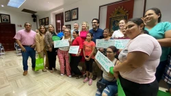 Entregan micro financiamientos a mujeres empresarias en Culiacán