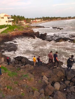 Familia de Navolato es jalada por el mar en Barras de Piaxtla; una persona perdió la vida, hay dos lesionados y un desaparecido