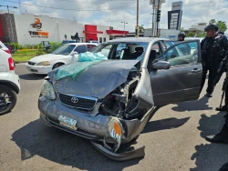 Presuntos sujetos armados provocan caos vial sobre el boulevard Lola Beltrán