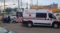 Automóvil no respeta luz roja de semáforo y embiste a motociclistas