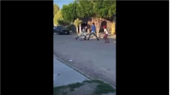 Jóvenes protagonizan riña en plena calle usando machetes