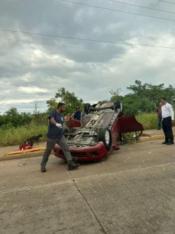 Se vuelca automóvil sobre la Francisco Madero Herrera; el conductor resultó ileso