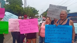 Se manifiestan padres y madres de familia por falta de energía eléctrica en Primaria Vicente Guerrero