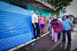 Alcalde de Mazatlán entrega apoyos a afectados por las lluvias en Tercera Ampliación de Urías