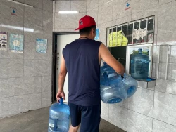 Mochitenses realizan compra de pánico de agua purificada
