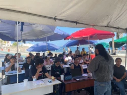 Alumnos de la FACIMAR toman clases afuera del plantel como protesta para que se continúe con remodelación de instalaciones