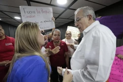 Atiende Rocha Moya a grupo de maestros que exigen pago de quincenas atrasadas
