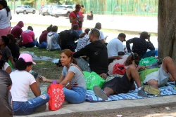 Denuncian que miles de migrantes viven en condiciones insalubres en el sur de México