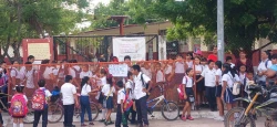 Se manifiestan por falta de maestro y de energía eléctrica en escuela primaria de Escuinapa