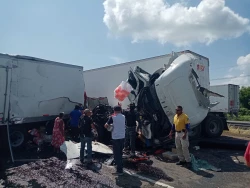 ¡Queda la cabina destrozada! Chocan dos camiones en la zona sur de Escuinapa