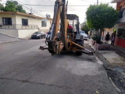 Por trabajos de reparación, circulación de la Avenida Piaxtla en la colonia Independencia será reducida a un solo carril