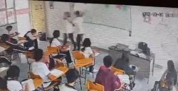 ¡Imágenes impactantes! Alumno ataca con arma blanca a maestra