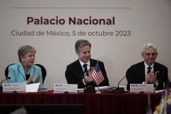 México promete a EU combatir el fentanilo y le pide frenar el tráfico de armas