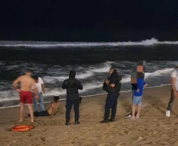 Turistas ingresan al mar en horario nocturno; fueron rescatados por la Policía Acuática