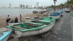 Por "Lidia", pescadores de Playa Norte en Mazatlán, resguardan sus embarcaciones