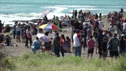 Cientos de personas se reúnen en la Escollera del Faro, en Mazatlán, para disfrutar del eclipse anular del sol