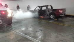Se incendia camioneta por posible falla eléctrica sobre la Mazatlán - Durango