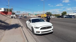 Apoyan a automovilistas policías municipales en Nogales