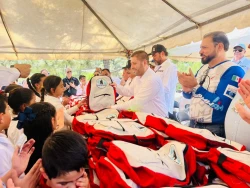 Motociclistas ‘BMW amigos’ entregan útiles escolares en Badiraguato