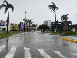¡Vialidades restringidas! Por elevación en el nivel pluvial Tránsito Municipal limita paso en avenidas.