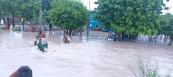 Evacuan a familias jornaleras en Navolato por creciente del canal