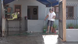 Vecinos de colonia Jacarandas inician con trabajos de limpieza en sus hogares y calles tras inundaciones por "Norma"