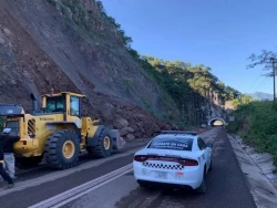 Ángeles Verdes advierte baches de hasta un metro en carretera Mazatlán-Culiacán